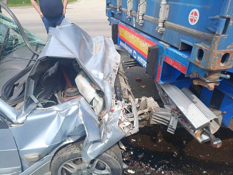 В Челябинске легковой автомобиль залетел под грузовик