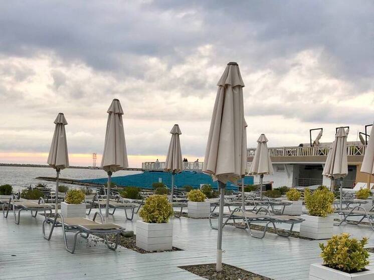 Приезжий из Новосибирска похитил с пляжа в Хосте 31 зонт