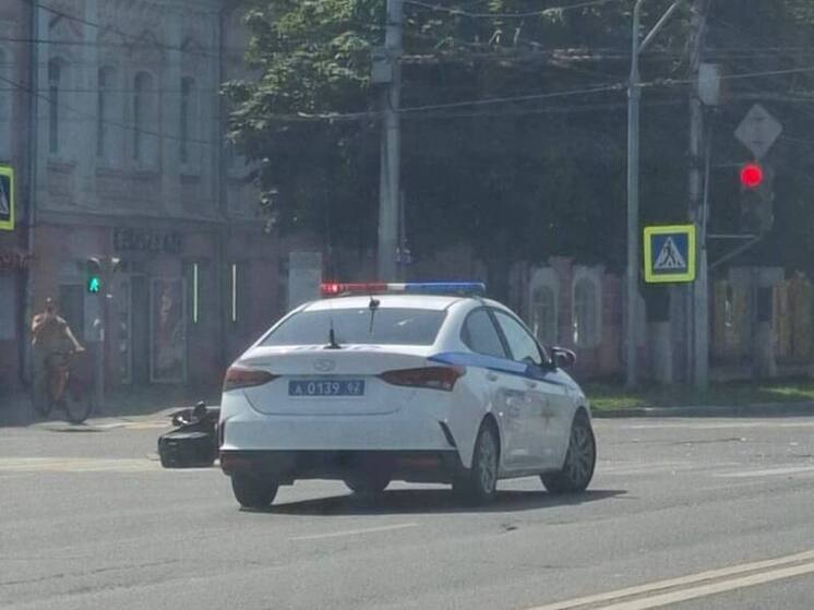 В центре Рязани девушка на мотоцикле столкнулась с легковушкой