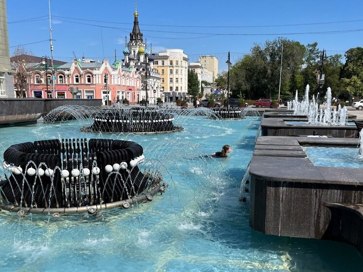 Саратовская жара загнала детей в городские фонтаны