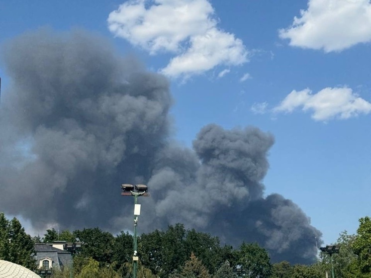 В Ростове на Орской горит склад с бытовой техникой