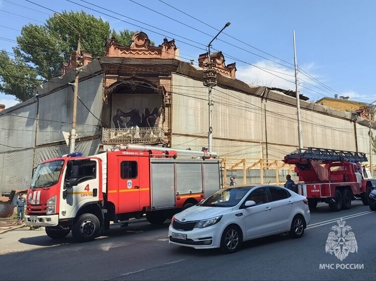 Исторический особняк горел в центре Саратова