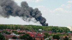 В Ростове на Орской тушат пожар на складе с бытовой техникой