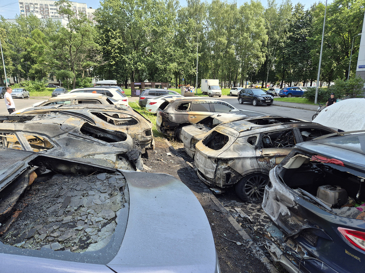 Девять автомобилей сгорели утром 8 июля на парковке в районе Бескудниково (САО)