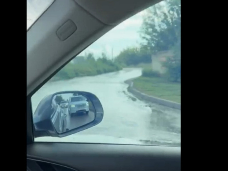 Белгородка пожаловалась на ручей на улице Промышленной