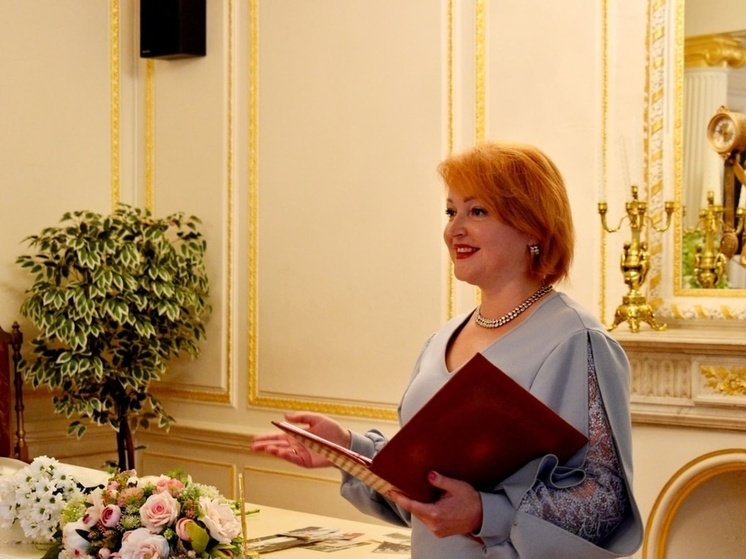 Каждый год восьмого июля россияне и вместе с ними тамбовчане празднуют День семьи, любви и верности. В Моршанске сегодня поздравляли юбиляров – супругов, которые идут по жизни вместе, рука об руку тридцать и более лет и отмечают жемчужные и золотые свадьбы.  