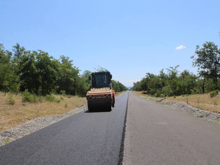 В Шелковском районе Чечни ремонтируют дорогу, ведущую к нескольким населённым пунктам