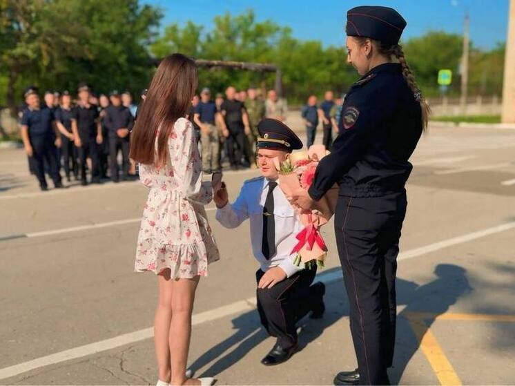 Тульский полицейский сделал предложение возлюбленной прямо на плацу
