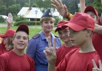 Позади первая смена в детских лагерях — и вожатые, в обязанности которых входит следить за летним оздоровлением и досугом школьников, переводят дух