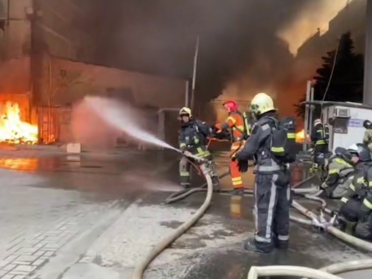 В Ростове площадь крупного пожара на улице Орской увеличилась почти в пять раз