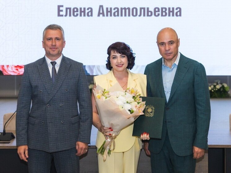 Лучших сотрудников МФЦ наградили руководители Липецкой области