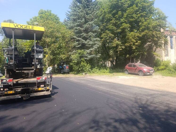 На Чижевского в Калуге укладывают асфальт