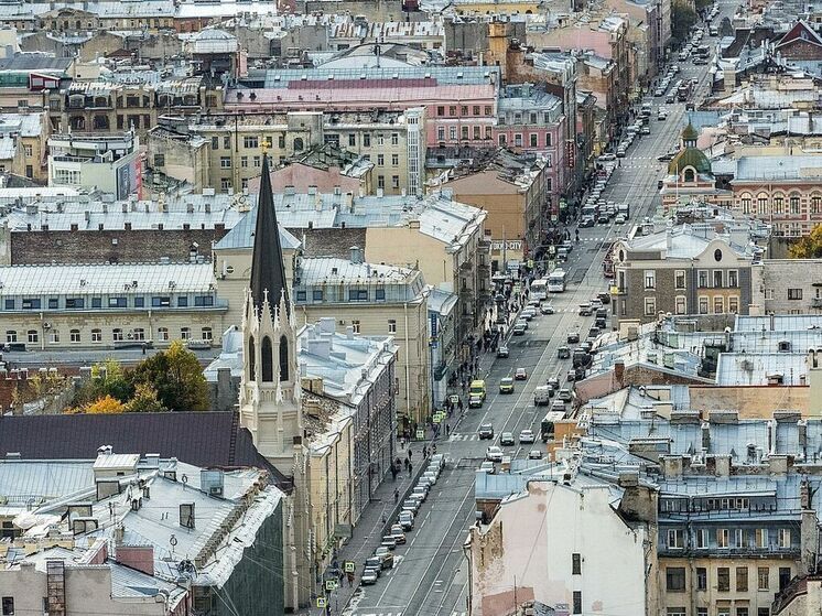 Руферы забрались на шпиль лютеранской церкви в Петербурге
