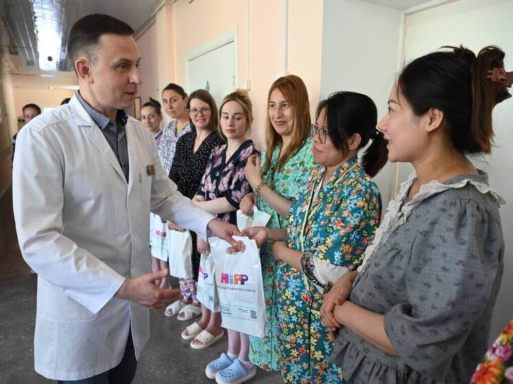 В Серпуховском роддоме поздравили мам с Днём семьи, любви и верности