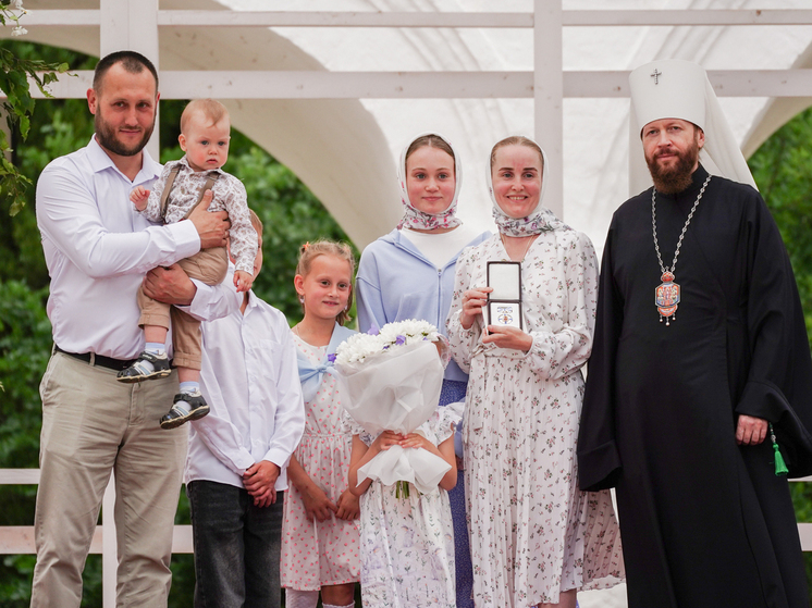 Торжественная церемония награждения прошла в Спасо-Прилуцком Димитриевом мужском монастыре с участием первых лиц области и города, а также представителей духовенства
