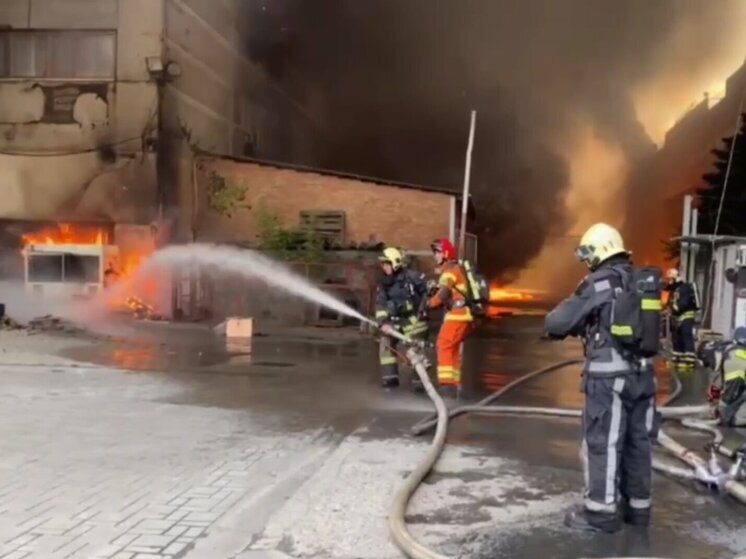 На складах в Ростове-на-Дону бушует пожар на площади 15 тыс. кв. метров