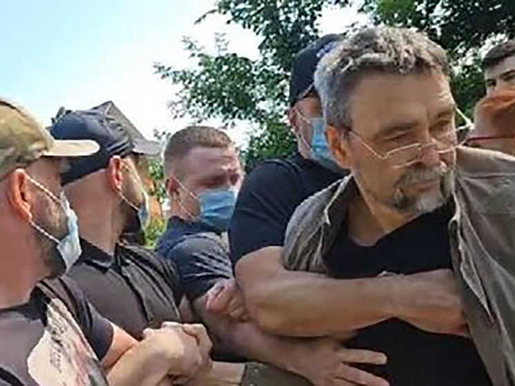 Дикая стычка посреди леса произошла на днях в окрестностях подмосковного Королева. Национальный парк "Лосиный остров" — зелёный пояс Москвы, стал рингом для простых жителей Подмосковья и  исполнителей заказа. В рукопашной сошлись протестующие против строительства дороги и рабочие, которые прокладывают эту трассу.