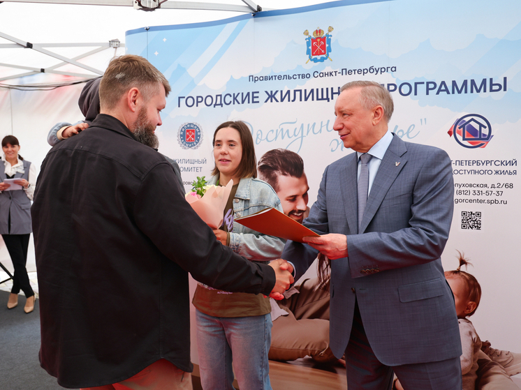 Беглов вручил ключи от квартир 17 семьям Петербурга в доме на Старо-Петергофском проспекте