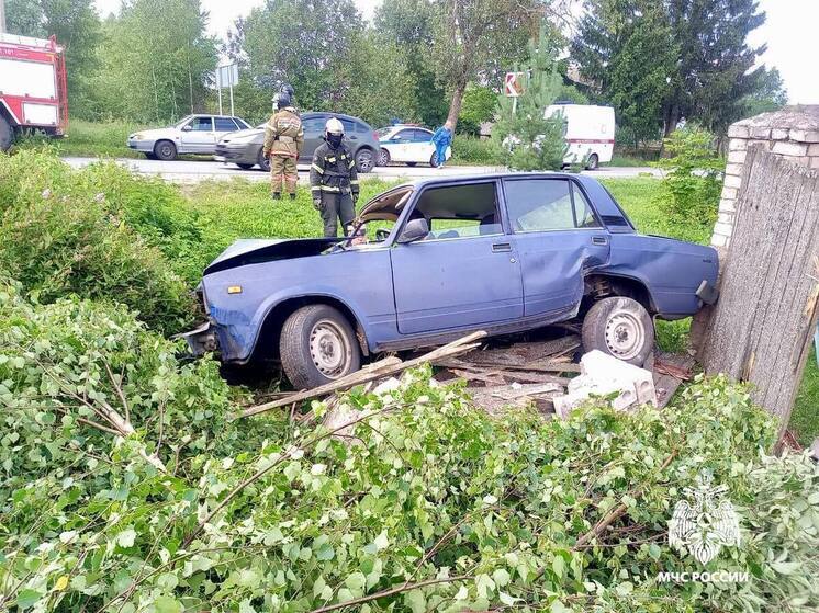 Мужчина не справился с управлением и снес дорожный знак в Тверской области
