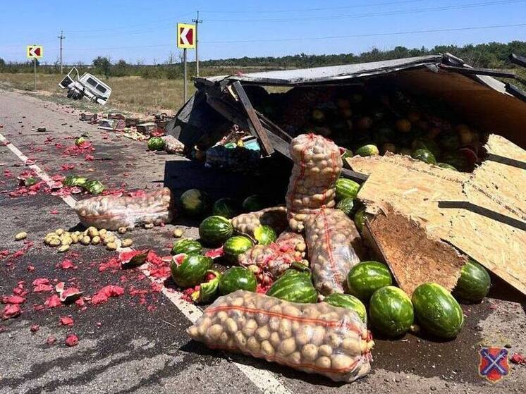 Десятки арбузов рассыпались на трассе в Волгоградской области после ДТП