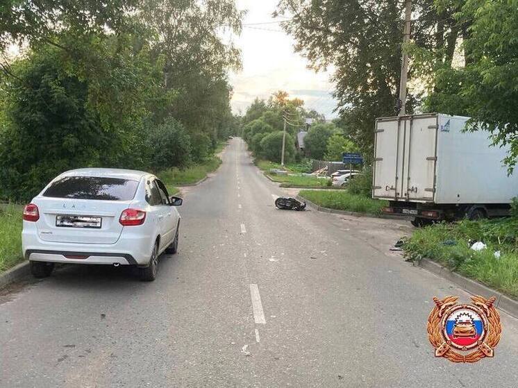 На дороге в Тверской области столкнулись автомобиль и скутер