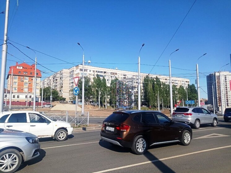 На въезде в Саратов устанавливают огромный герб