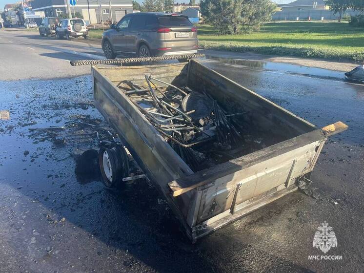 В Волгоградской области на трассе загорелся прицеп с лодкой
