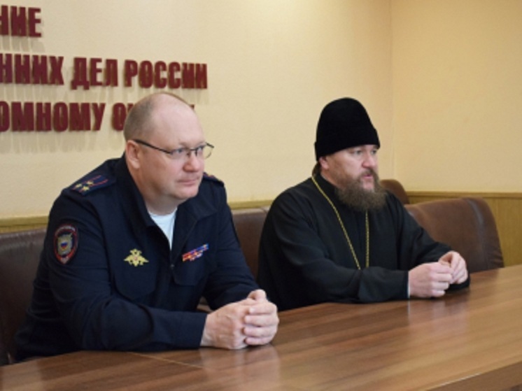 Накануне светлого и важного праздника — Дня семьи, любви и верности в зале Управления МВД России по Ненецкому автономному округу состоялась тёплая встреча сотрудников ведомства и их семей с епископом Нарьян-Марским и Мезенским Софронием