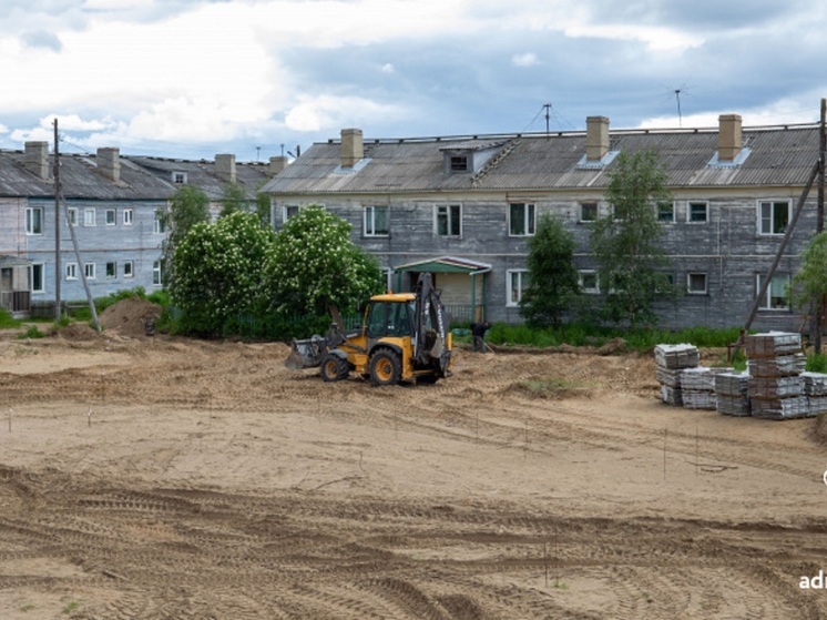 Двор на Калмыкова начали преображать в Нарьян-Маре