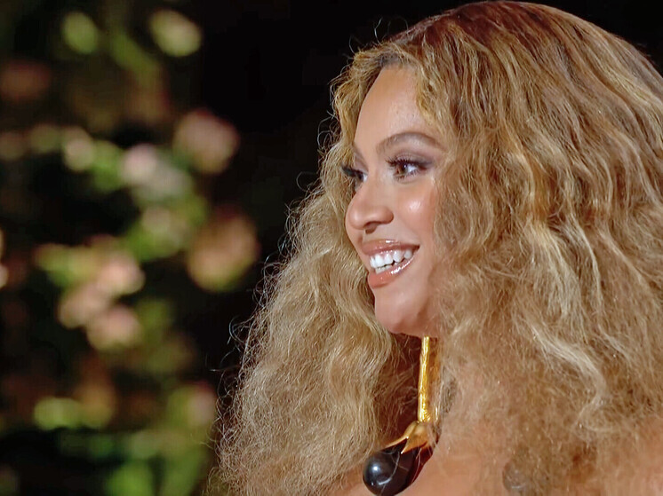 Бейонсе выбрала костюм в цветах российского флага для своего концерта