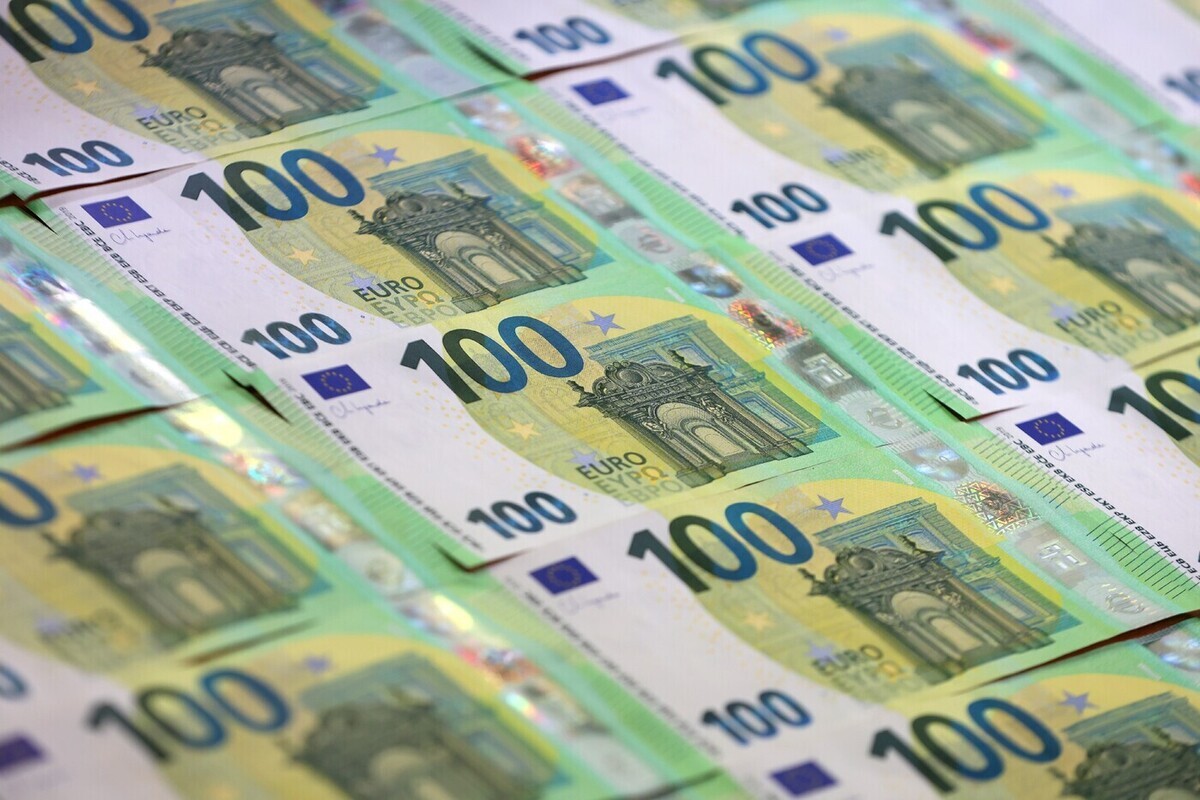 Bloomberg: Евросоюз может включить в бюджет 100 миллиардов евро на помощь Киеву