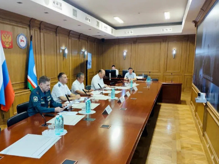 Первый заместитель председателя правительства Республики Саха (Якутия) Дмитрий Садовников провел совещание с участием представителей республиканской прокуратуры и районных прокуроров, посвященное вопросам пожарной безопасности населенных пунктов республики