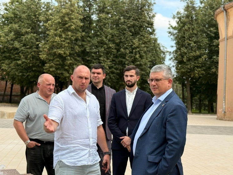 Александр Новиков ознакомился с ходом работ по благоустройству возле кинотеатра "Октябрь"