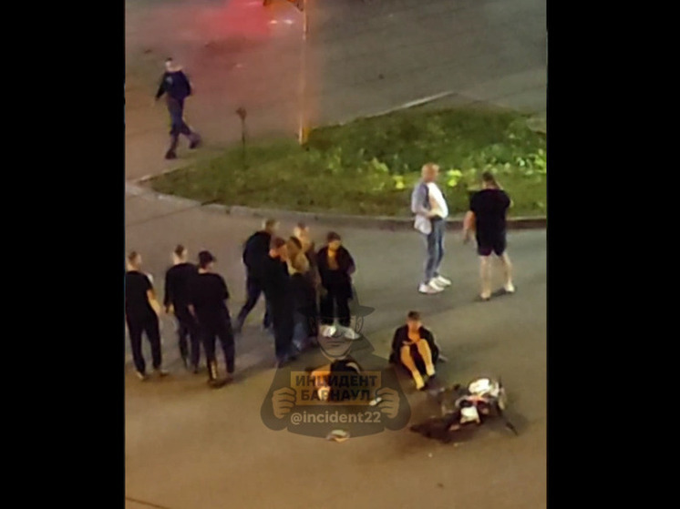 «Лежал и дергался от боли». В Барнауле ночью столкнулись легковушка и питбайк