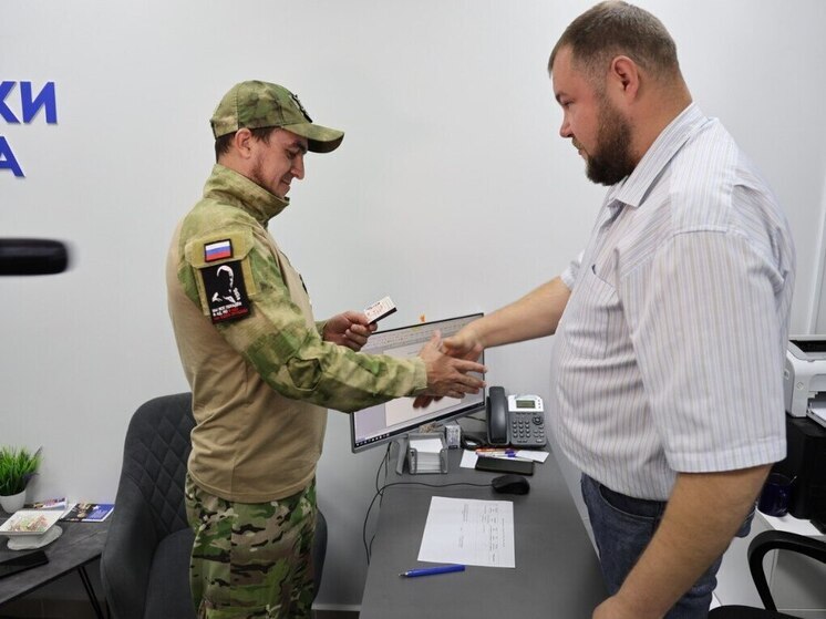 Боец из Тарко-Сале получил удостоверение ветерана боевых действий после 25 лет ожидания