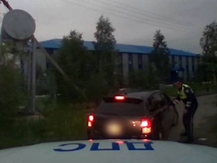 Пьяный бесправник катался по Пангодам на разбитом авто и попался ГАИ