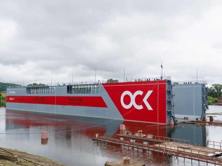 На Амурском судостроительном заводе спустили на воду новый док-понтон