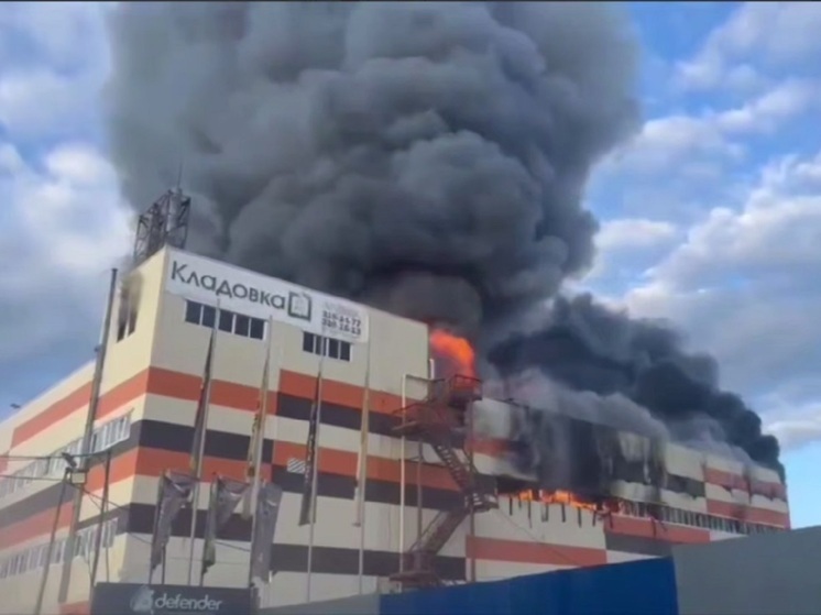 Спустя полтора дня полностью потушили пожар на складе в Екатеринбурге