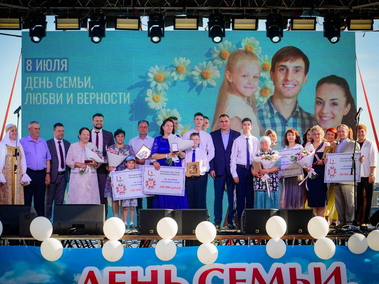 В День семьи, любви и верности Глава Марий Эл наградил жителей республики