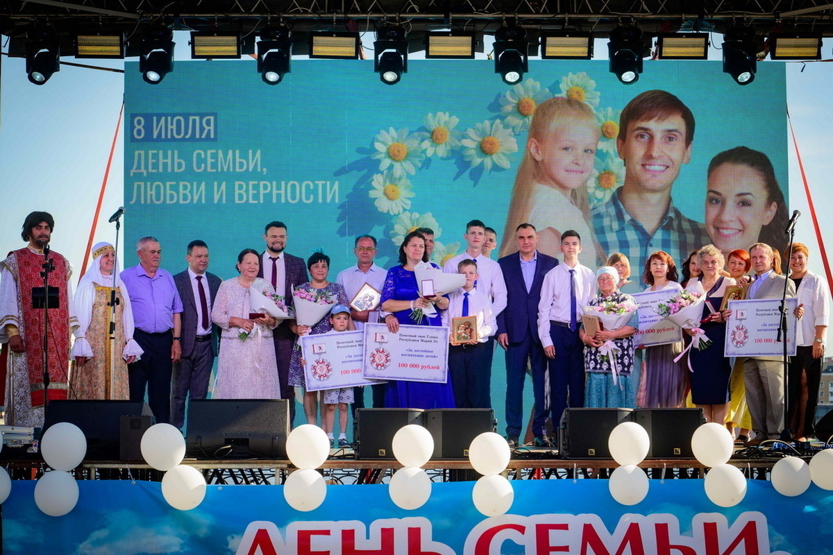 В День семьи, любви и верности Глава Марий Эл наградил жителей республики