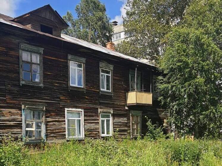 Потолок рухнул в квартире многодетной семьи из Златоуста