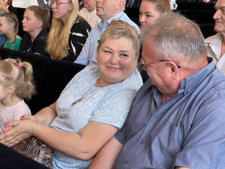 Медали «За любовь и верность» вручили супружеским парам Псковской области