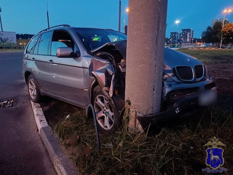В Самарской области 45-летний водитель на BMW X5 влетел в световую опору