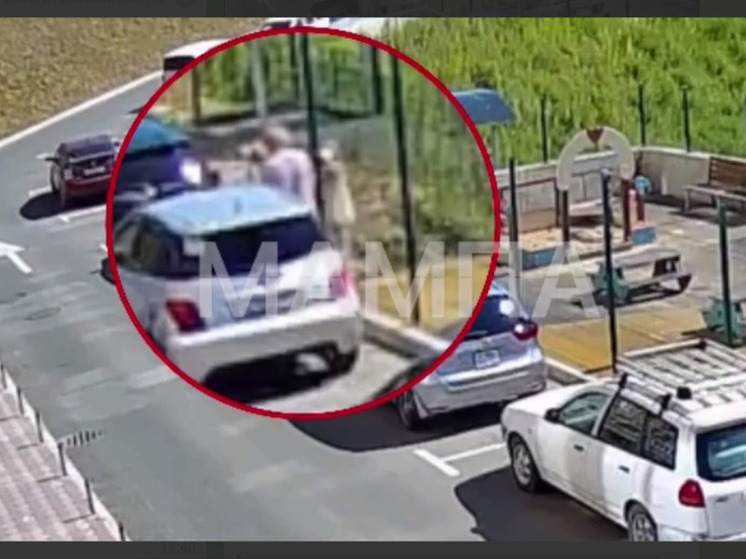 «Упала и сломала руку»: малышку увезли с детской площадки в больницу Владивостока