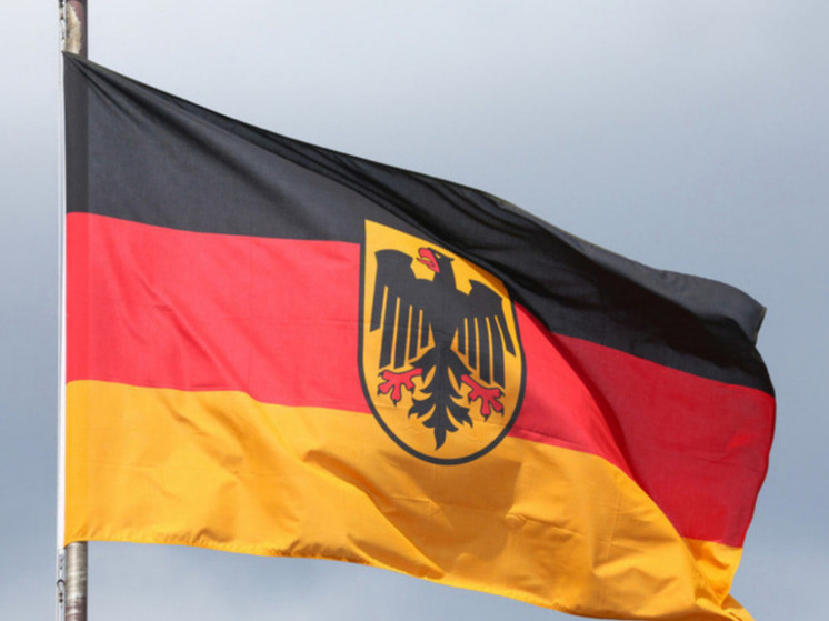 Посольство Германии извинилось за издевательство над флагом СССР