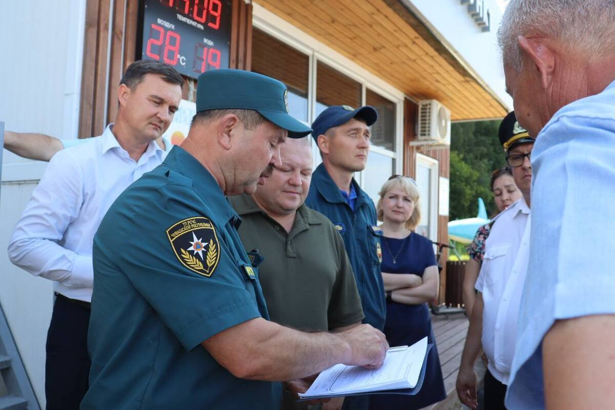 Спасатели, чиновники и общественники вышли на пляж обсуждать безопасность