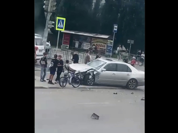 В центре Барнаула машина «вылетела» на тротуар