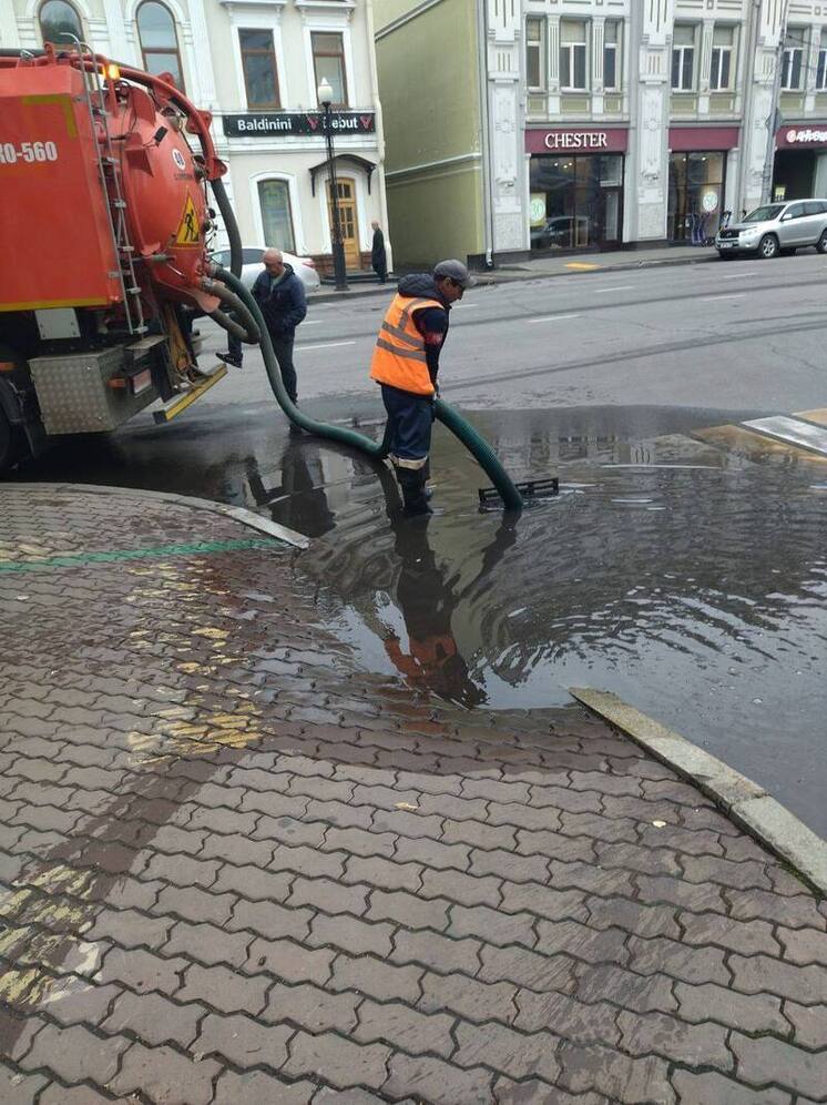  В Иркутске активно очищают ливневки от мусора