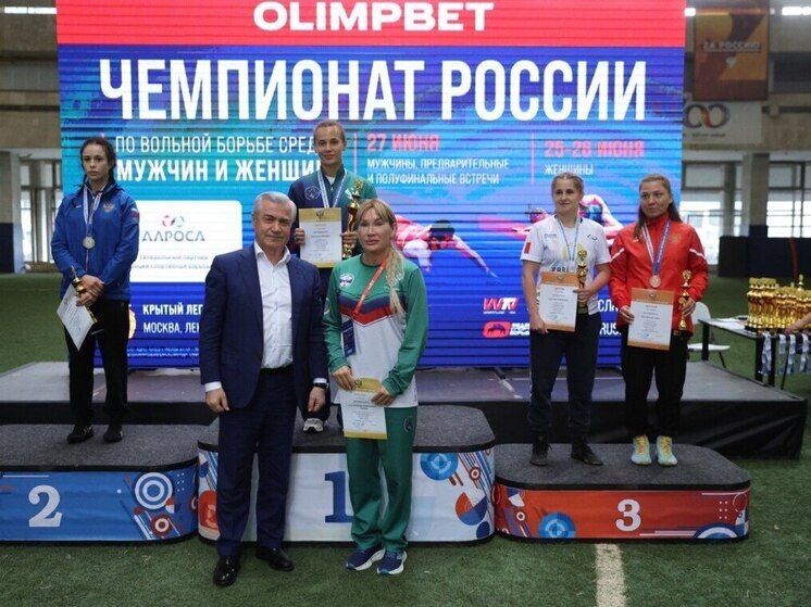 Брянские спортсменки стали призерами на чемпионате по вольной борьбе
