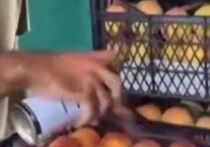 Национальное агентство продовольствия Грузии выступило с официальным заявлением в связи с распространившимся в соцсетях видео, на котором запечатлен процесс окраски персиков на одном из рынков страны